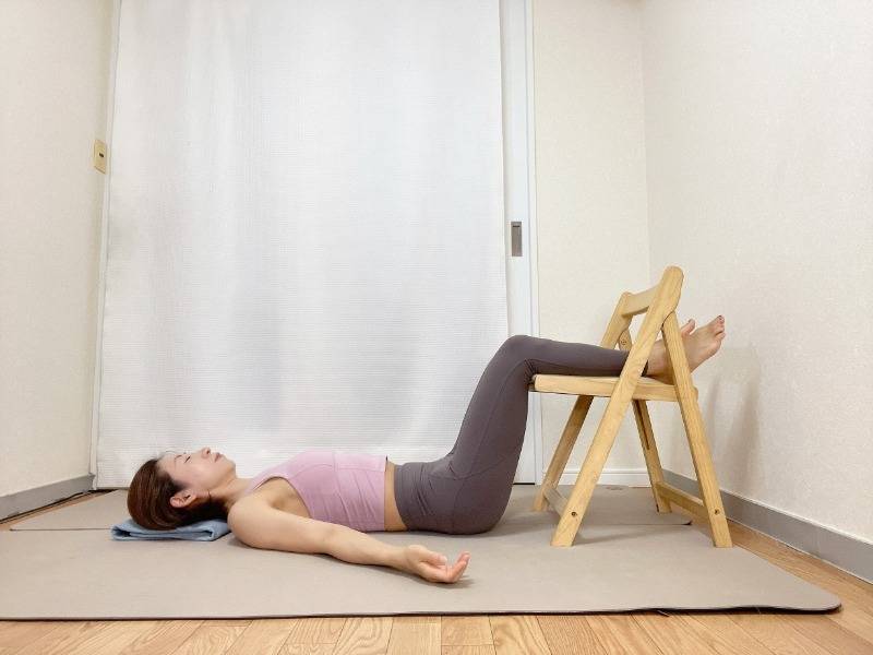 椅子に両脚を乗せて行うシャヴァ