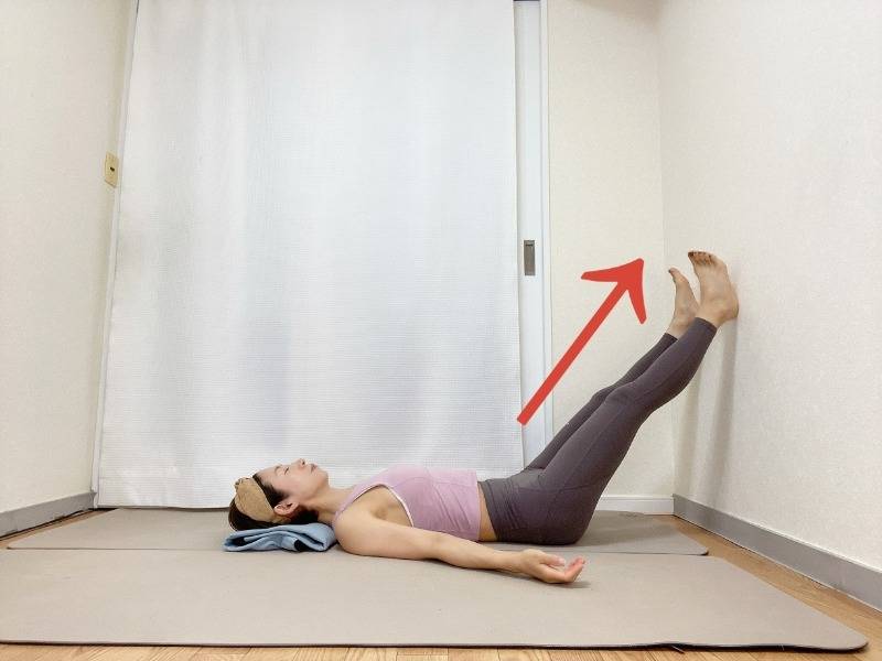 両脚を壁に上げて行うシャヴァーサナ