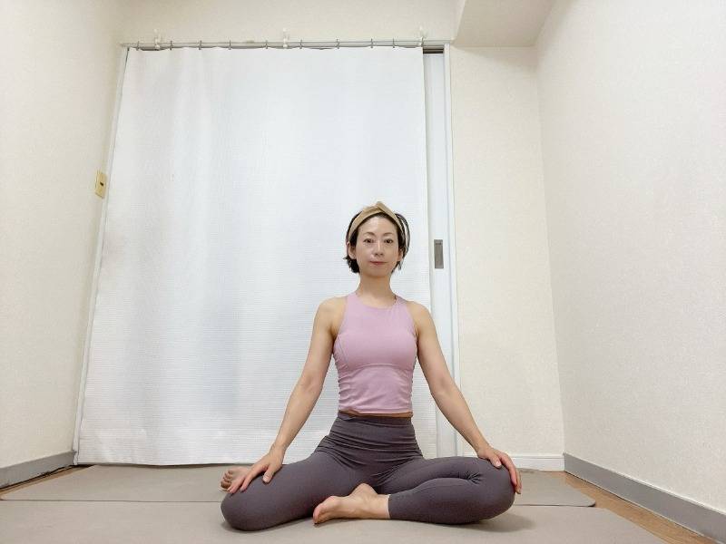 右脚をM是、左氏を後ろにした横座りの体勢