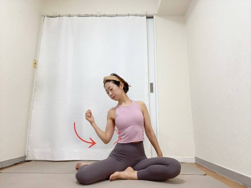 右脚を前にした横座りから左肘を曲げ、体側に引き寄せた体勢