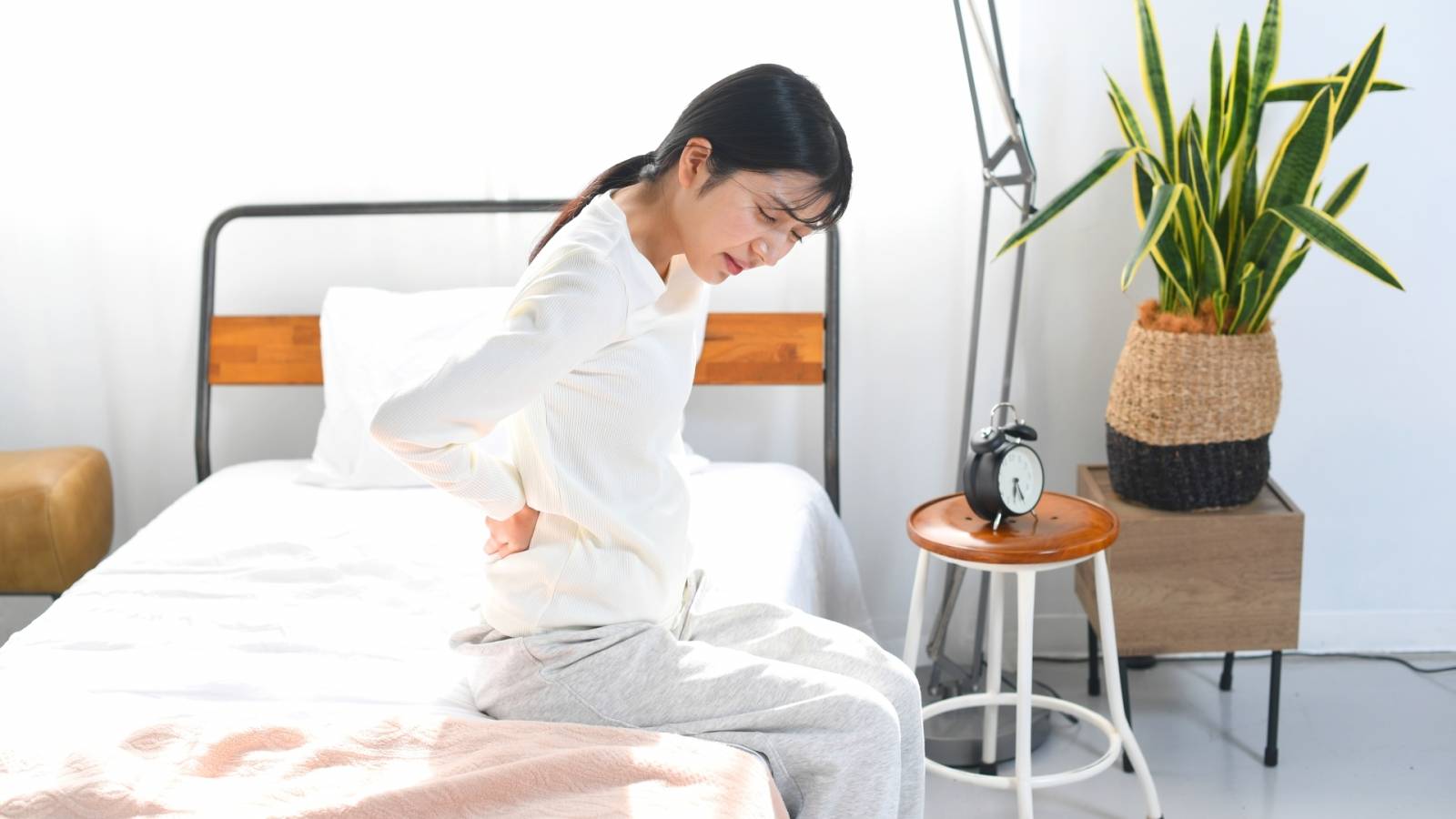 「寝返り」ちゃんとしてますか？睡眠の質がアップする【ツイストするだけの背骨ほぐし】