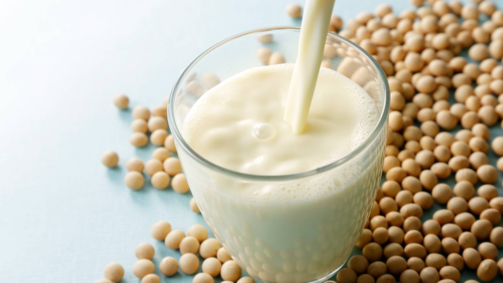 豆乳を飲みすぎると起こる不調とは？注意が必要なのはどんな体質の人？管理栄養士が解説