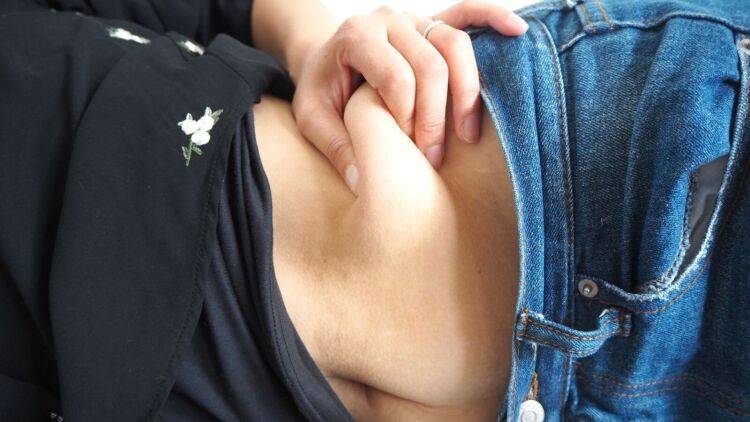 脇のハミ肉とたるみにサヨウナラ！すきま時間にできる【肘パタパタエクササイズ】