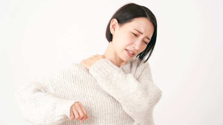 40代からの困った！【肩が上がりにくい】と感じたら……肩甲骨の動きをよくする「二の腕ほぐし」