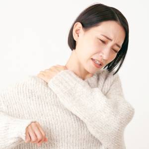 40代からの困った！【肩が上がりにくい】と感じたら……肩甲骨の動きをよくする「二の腕ほぐし」