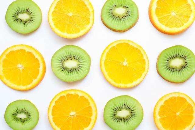 スキンケアだけでは防げない？肌荒れしやすい人に不足しがちな栄養素とは【管理栄養士が解説】