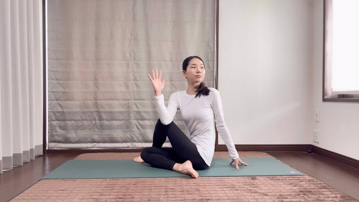 ねじりのポーズ