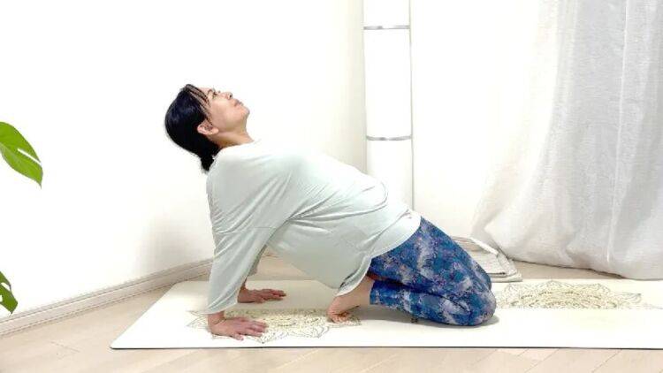 【前ももをぐぃーんと伸ばすだけ】たった3分！腰痛・反り腰の予防・姿勢改善のための「前もものばし」