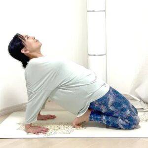 【前ももをぐぃーんと伸ばすだけ】たった3分！腰痛・反り腰の予防・姿勢改善のための「前もものばし」