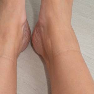 【寝る前5分】足首に靴下のあとがくっきりついてしまった日に…足の付け根をグーンと伸ばすストレッチ