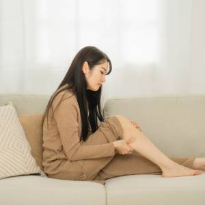 デスクワークで足が疲れる人はやって！【超簡単】椅子に座ったままできるひざ裏ストレッチ