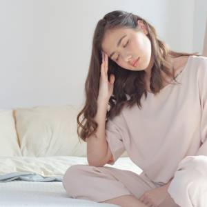 【寝起き後1分】寝ている間にバキバキになった腰やもも裏がじんわりほぐれる寝たままストレッチ