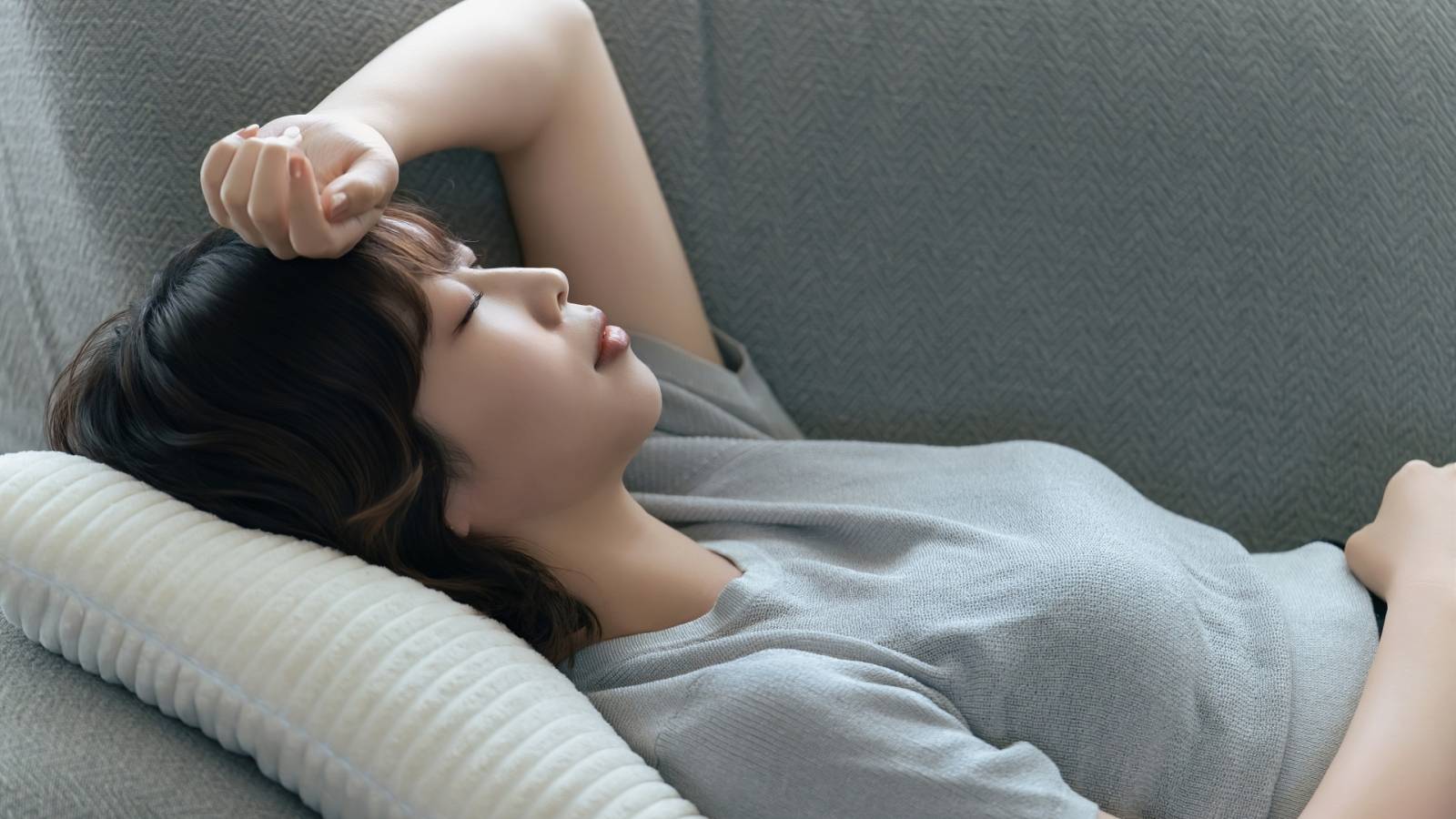 疲れが抜けないのは自律神経の乱れが原因？【足を上げて寝るだけ】疲労回復＆リラックスエクササイズ