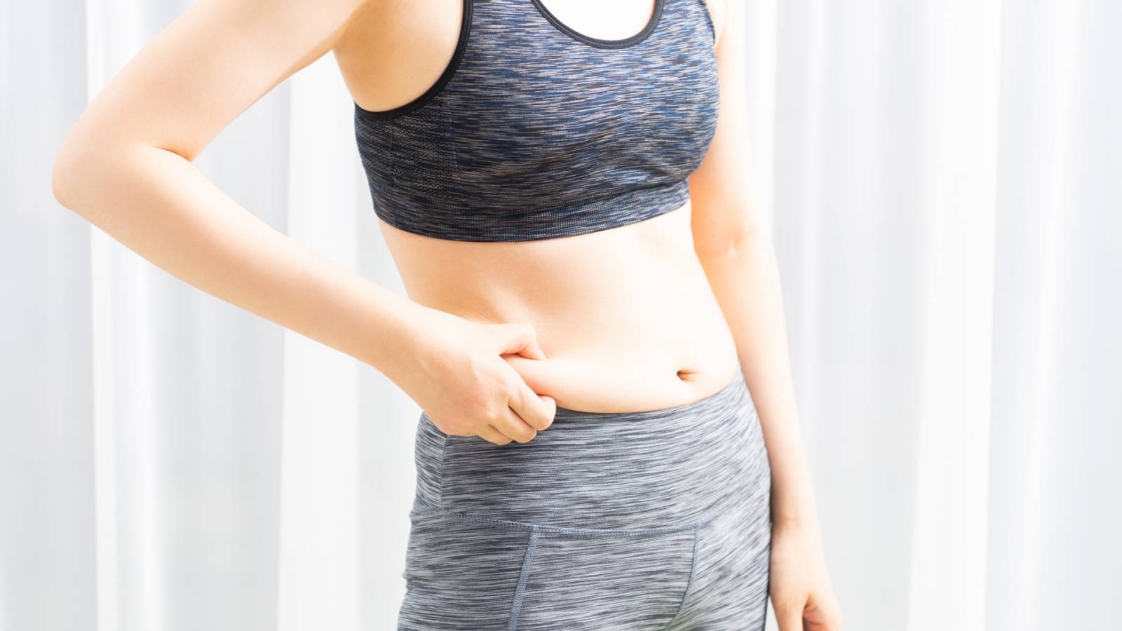 【筋トレ不要】座ったままでくびれ復活！伸ばして縮めるだけわき腹引き締めストレッチ