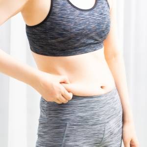 【筋トレ不要】座ったままでくびれ復活！伸ばして縮めるだけわき腹引き締めストレッチ