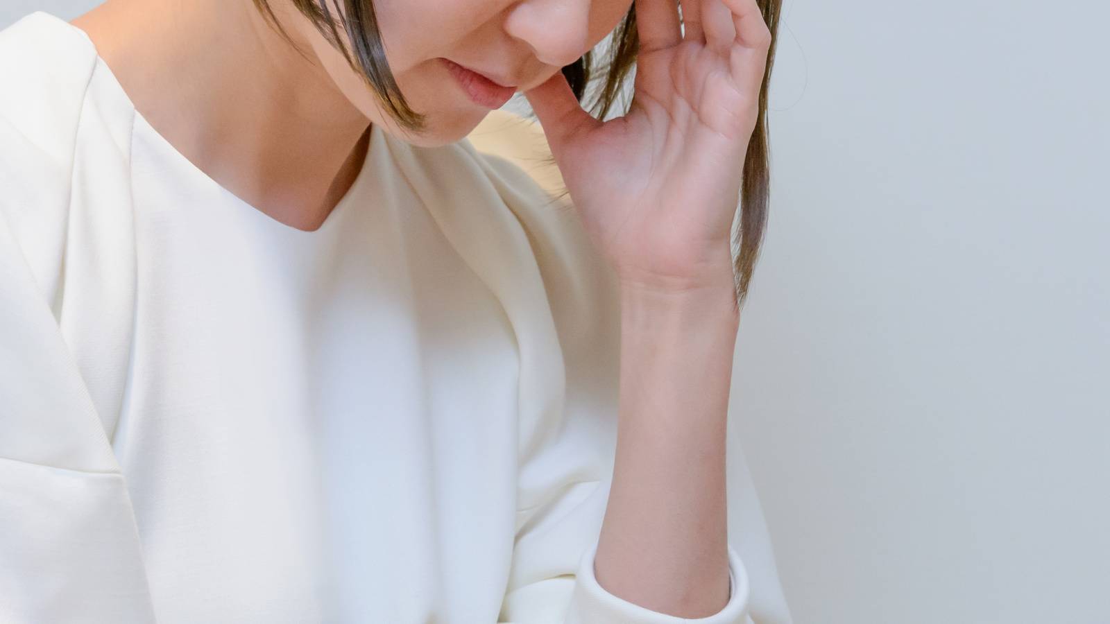 「こめかみがピクピク動く…」大丈夫？こめかみ・首筋の動脈拍動異常が教える脳循環リスク｜医師解説