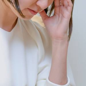 「こめかみがピクピク動く…」大丈夫？こめかみ・首筋の動脈拍動異常が教える脳循環リスク｜医師解説