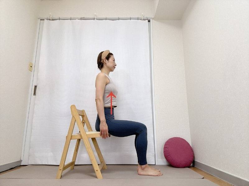 姿勢を整え、椅子に浅めに座った体勢