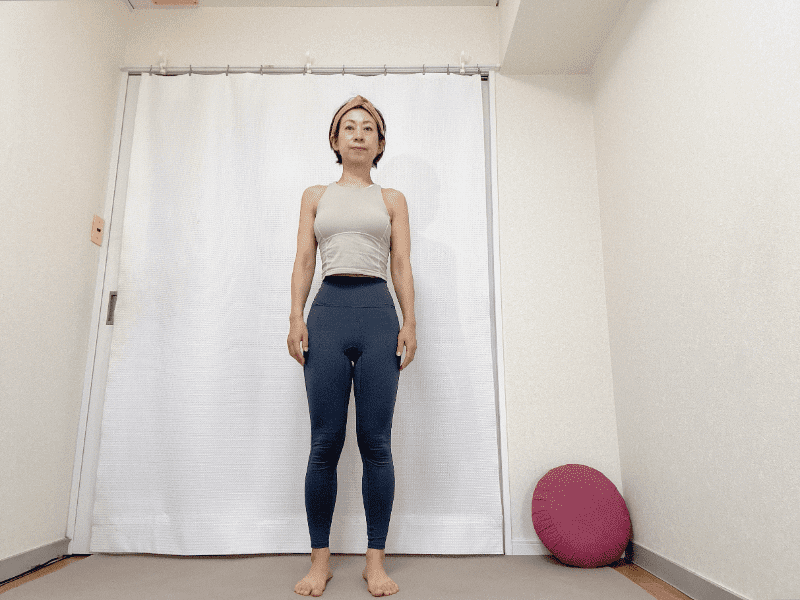 足を楽な幅に開いて立った体勢