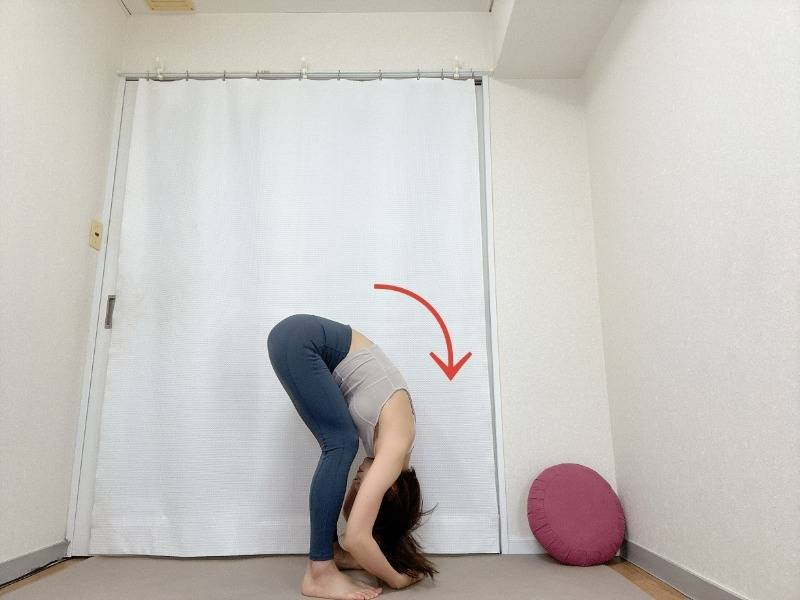 足を軽く開いて立ち、膝を緩め、股関節から体を折りたたむように前屈した体勢