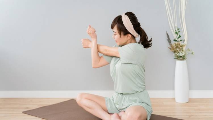 【寒くなる季節こそ絶対やって】ガチガチ肩甲骨の柔軟性を高めて血流＆代謝UPで痩せるヨガポーズ