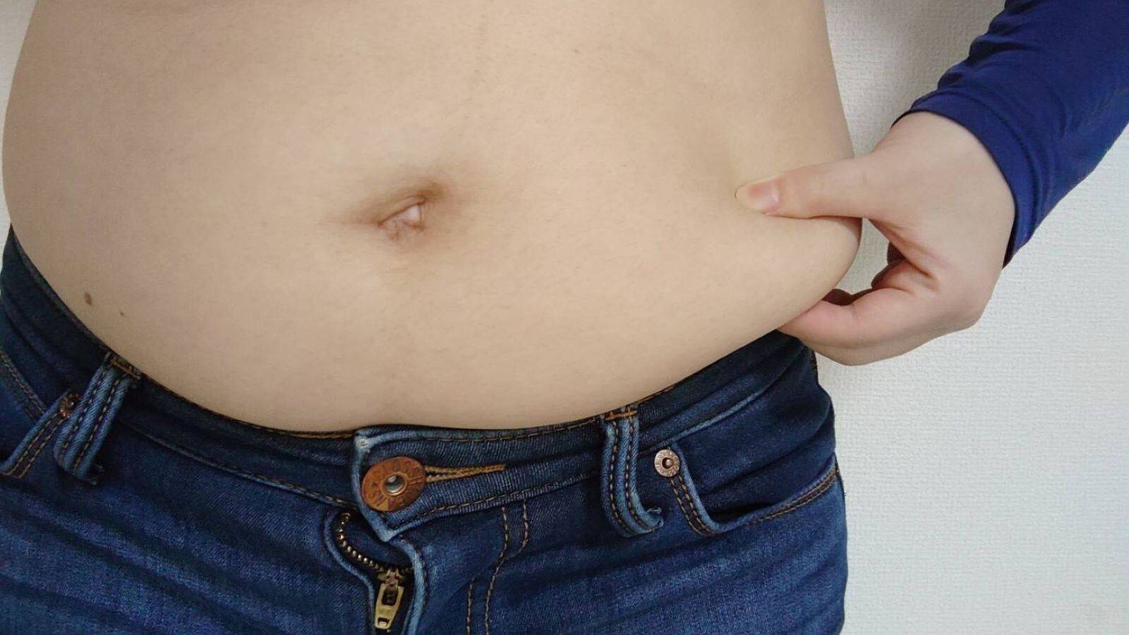 ぽっこりと重たいお腹に効く＜寝たまま1分ケア＞内臓をやさしく刺激してスッキリ軽く！簡単ストレッチ