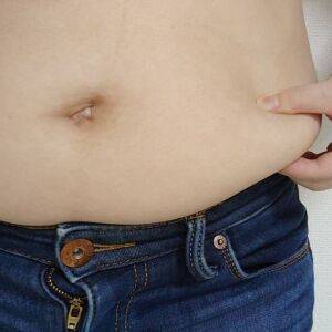 ぽっこりと重たいお腹に効く<寝たまま1分ケア>内臓をやさしく刺激してスッキリ軽く!簡単ストレッチ