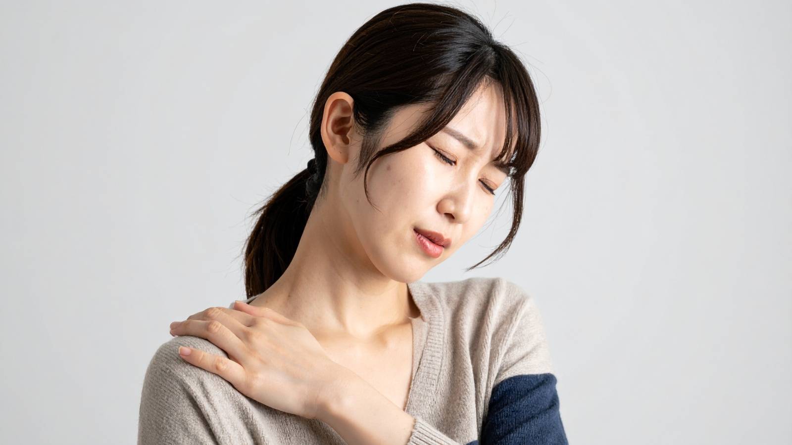 寒くなると【首こり】がひどくなるのはなぜ？座りながらできる「上半身をゆるめる簡単ほぐし」