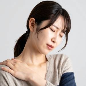 寒くなると【首こり】がひどくなるのはなぜ？座りながらできる「上半身をゆるめる簡単ほぐし」