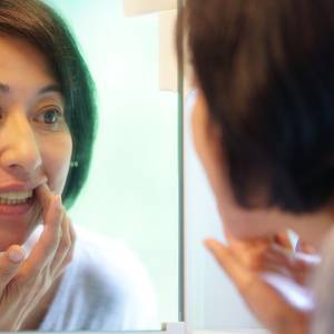 「歯ブラシにうっすら血が…」磨きすぎが原因じゃないことも？医師が教える、口腔内異常と動脈硬化・心疾患リスクの関係性