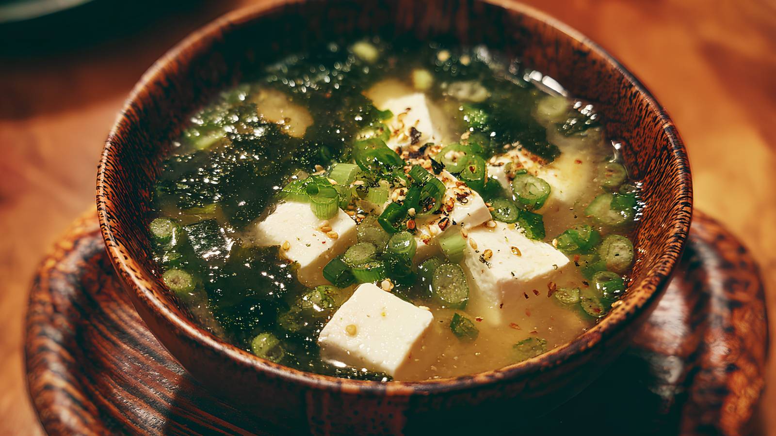 朝の味噌汁に“オイルひとたらし”で腸が動く。冷え・便秘・むくみを整える「オイル味噌汁」のすすめ