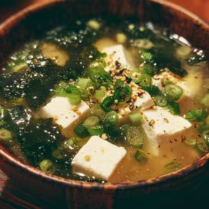 朝の味噌汁に“オイルひとたらし”で腸が動く。冷え・便秘・むくみを整える「オイル味噌汁」のすすめ