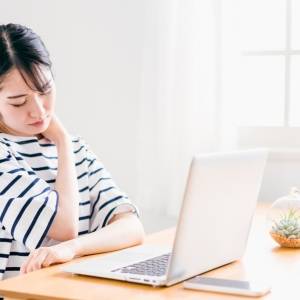 〈何かと忙しい時期〉デスクワークでガチガチ首肩まわりに効果的！座ったまま簡単・首肩ストレッチ