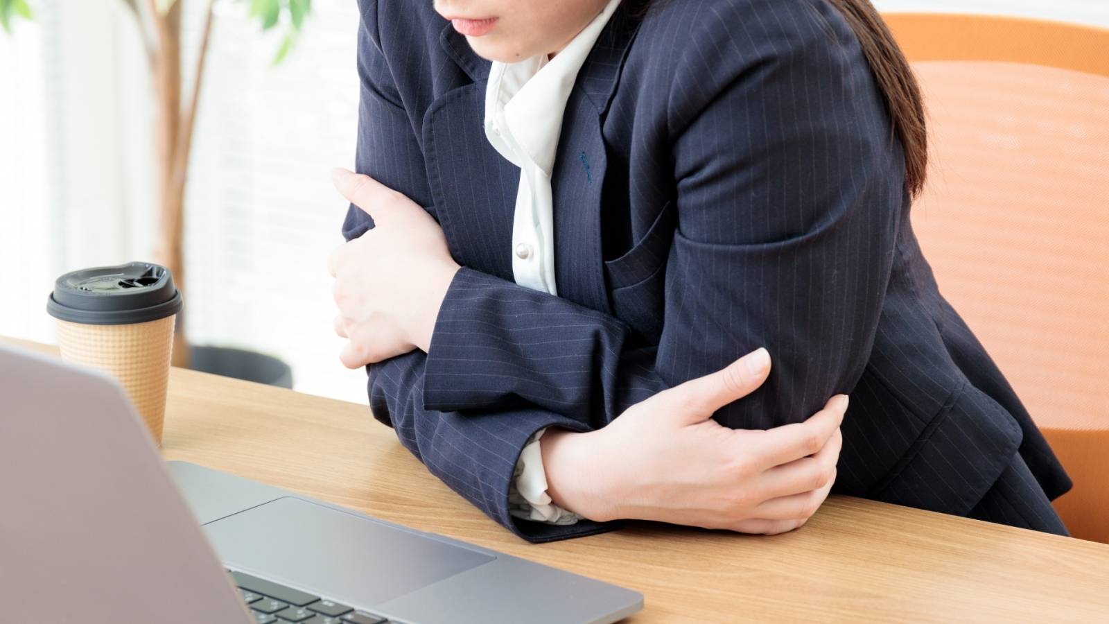 【秋冬の冷えを撃退】ふくらはぎをほぐして下半身を温める！座ったまま簡単ふくらはぎほぐし