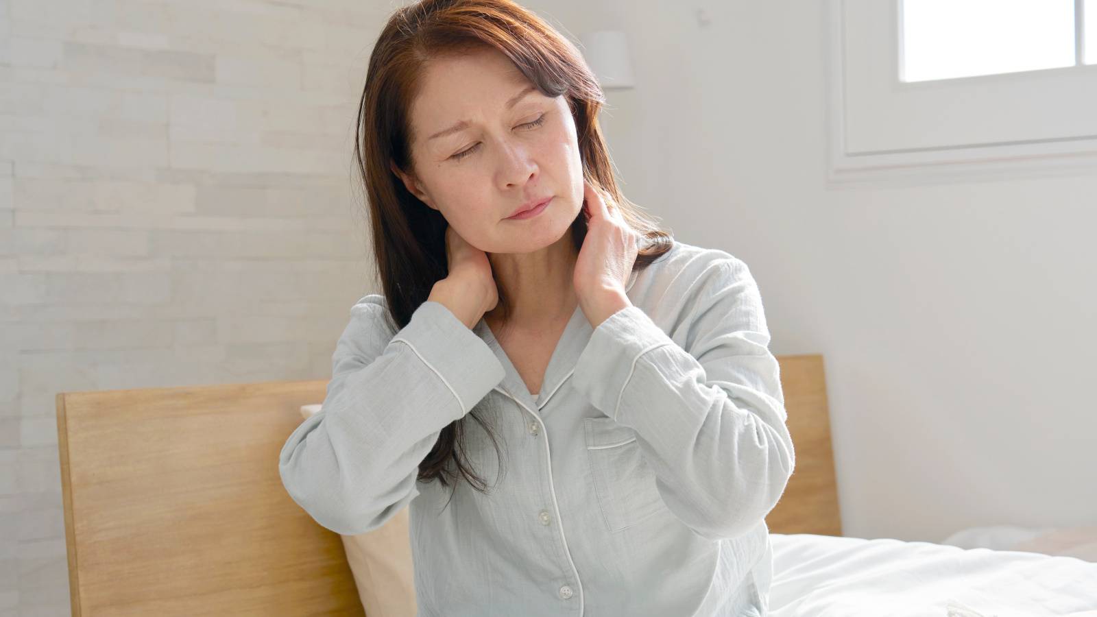 【寝起きのガチガチになった体を優しくほぐす】ベッドで２分！１日を快適に過ごすためのストレッチ