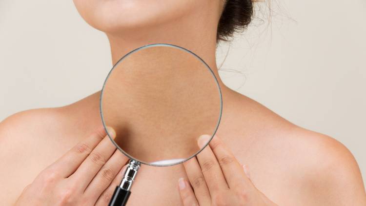 首をほぐすだけで股関節が柔軟に！？驚きの“アナトミートレイン理論”に基づく1分首ほぐしワーク