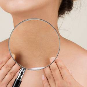 首をほぐすだけで股関節が柔軟に！？驚きの“アナトミートレイン理論”に基づく1分首ほぐしワーク