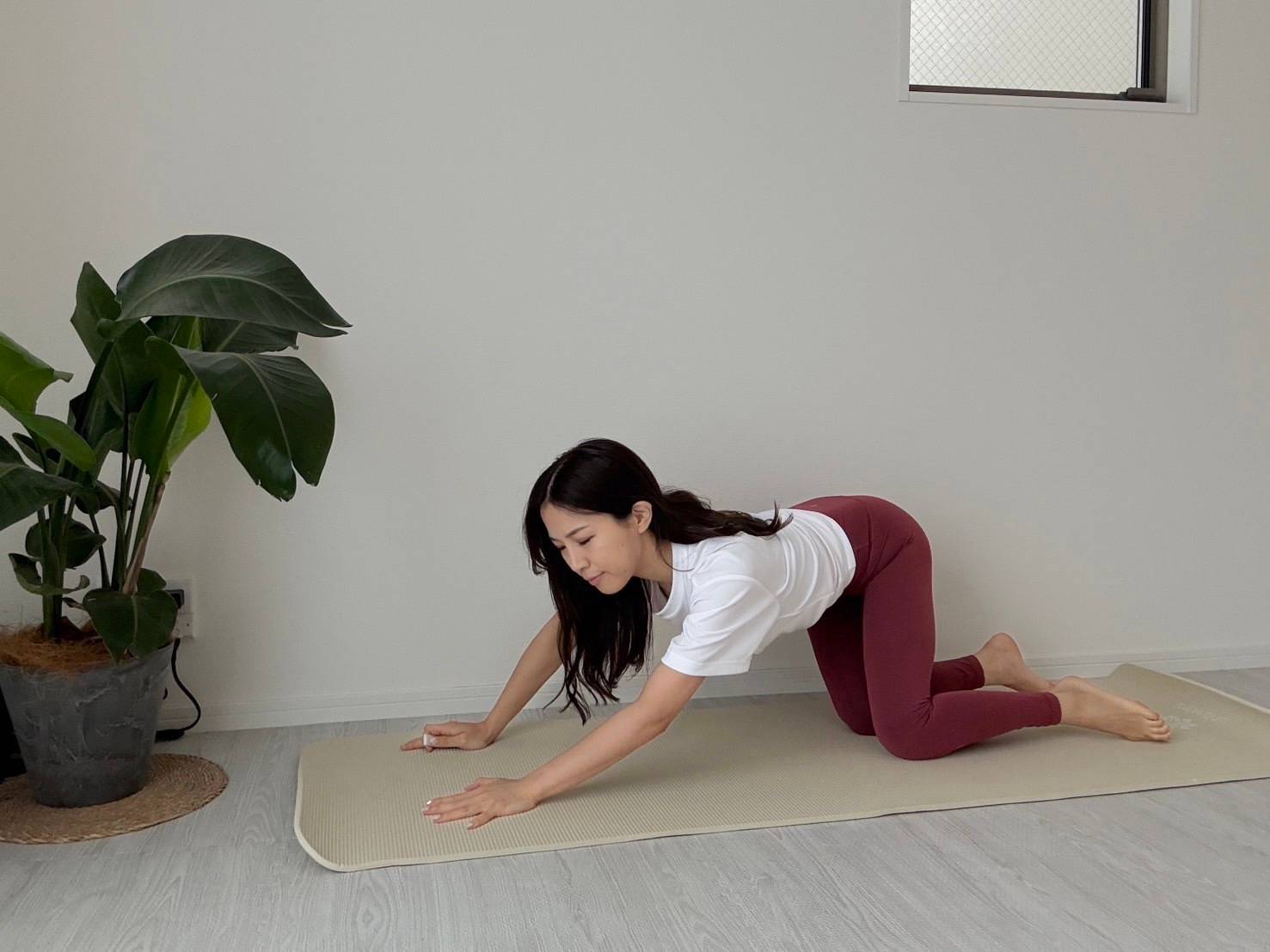 お尻を左右に倒すイメージ