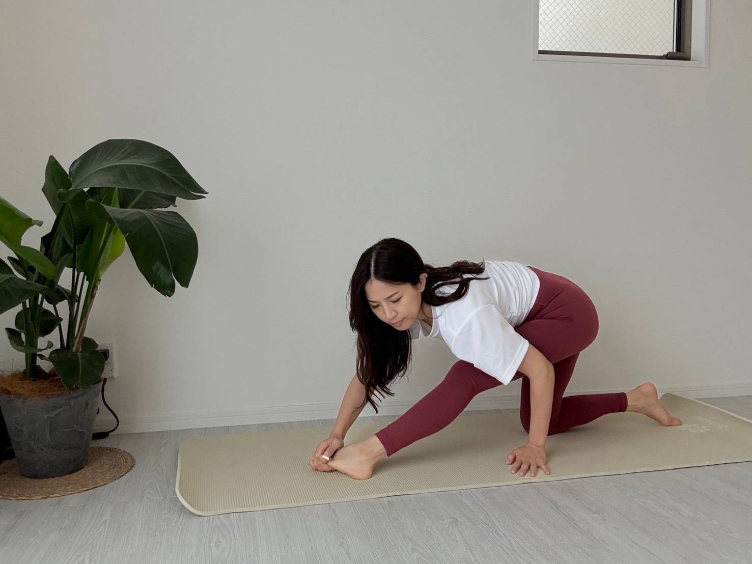 爪先を内側に向けるイメージ