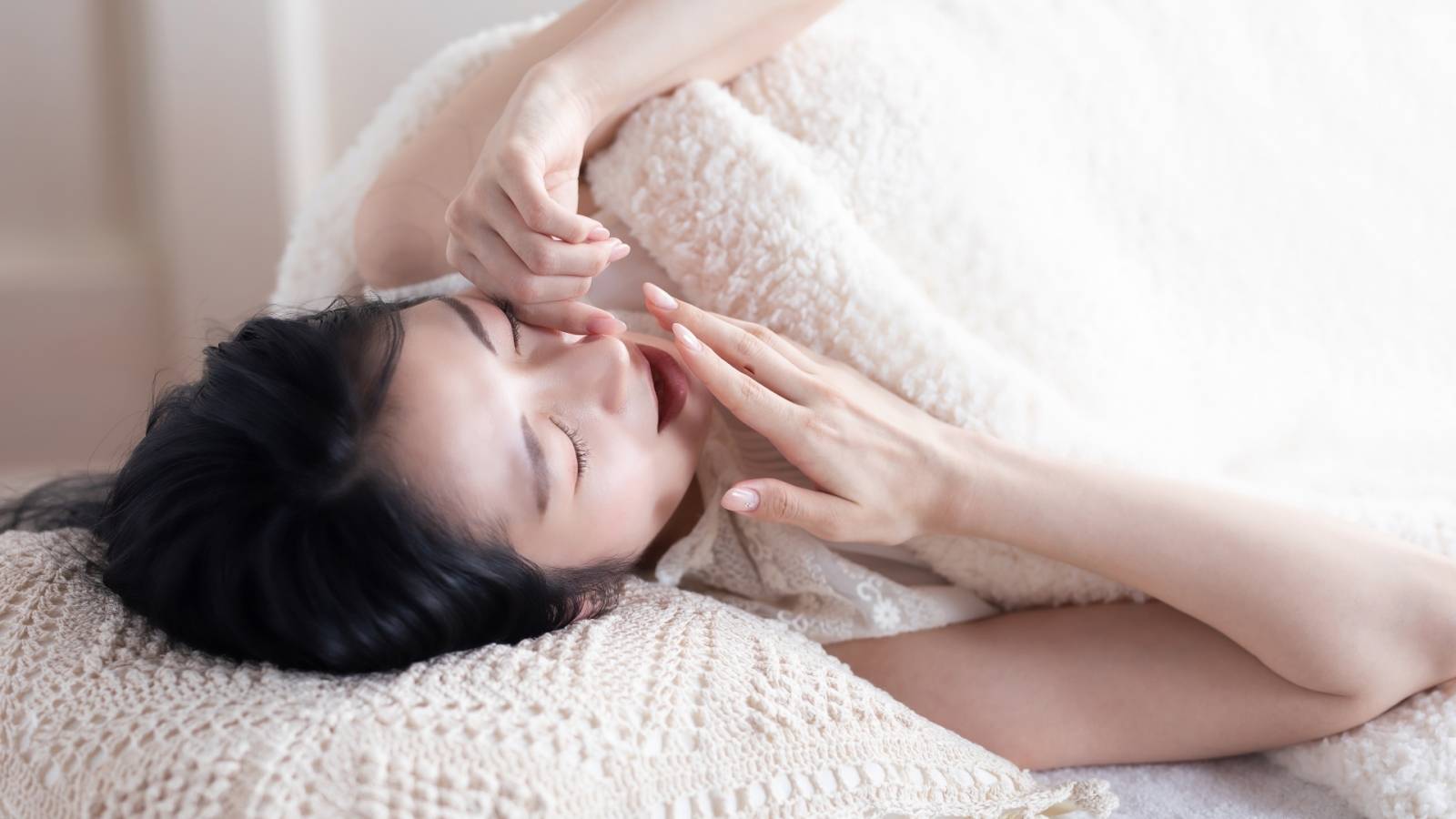 起きるのがつらい女性の写真