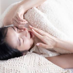 「寝ても寝足りない…」朝すっきり起きられない人が不足しているものとは？【管理栄養士が解説】