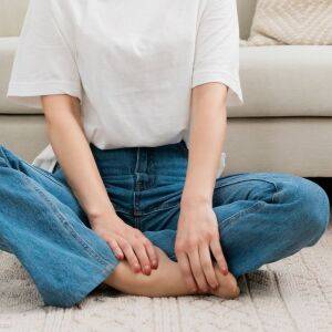 座って左右に揺れるだけ!?「あぐらがかけない」を克服、股関節を柔らかくする魔法のストレッチ