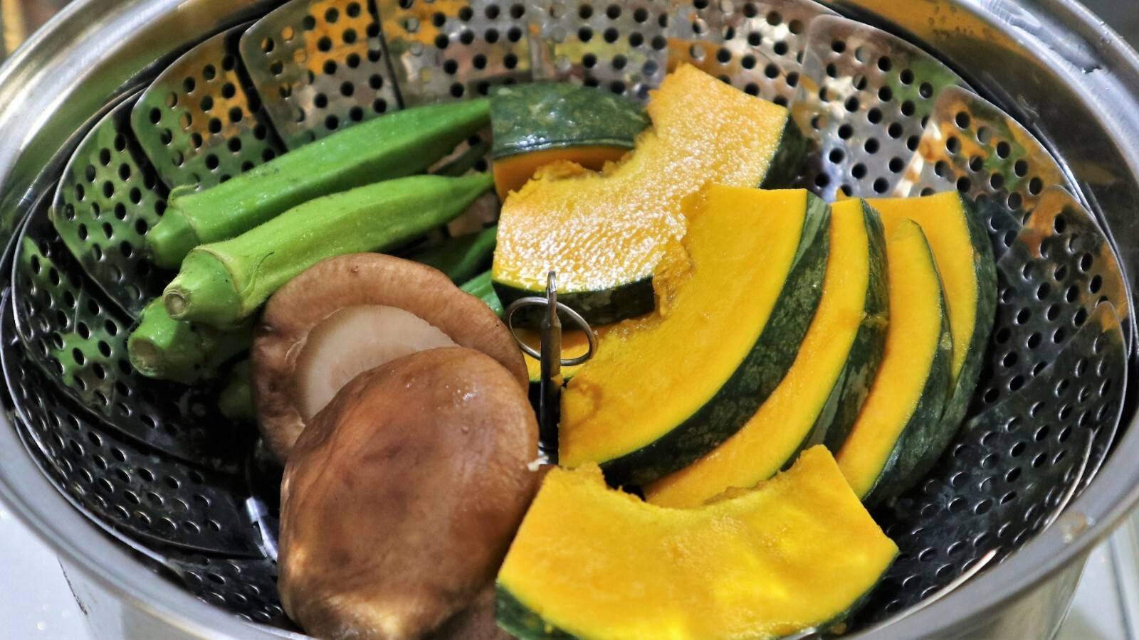 ボウルに入った薄切りのかぼちゃ