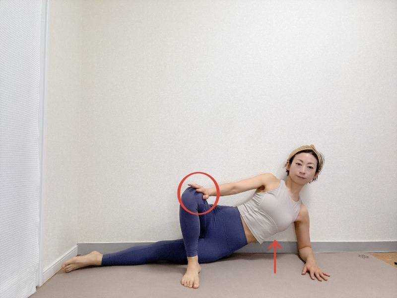 右肘を肩の下の床に下し、右側を下にして横になり、左膝を曲げ、右脚の前に出した体勢