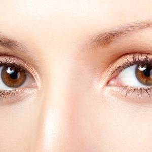 スマホ疲れ・ドライアイを防ぐ！40・50代からの目を守る食べ方【管理栄養士が解説】