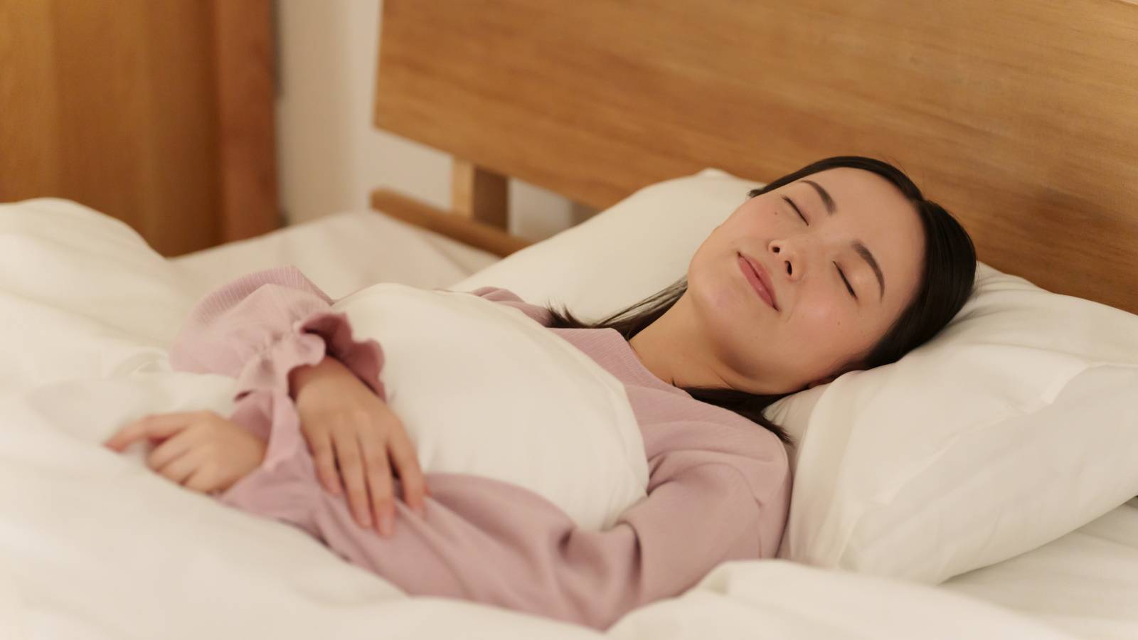 【睡眠の専門医推奨】脳に負荷をかけると脳が疲労して眠れる？！英会話の音声を流す入眠法