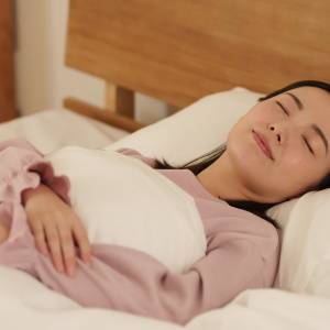 【睡眠の専門医推奨】脳に負荷をかけると脳が疲労して眠れる?!英会話の音声を流す入眠法