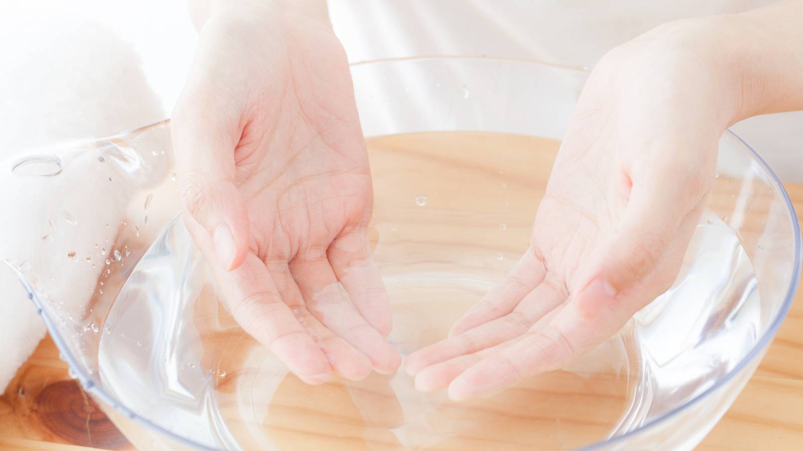 慢性的な睡眠不足にも！体温調節で自然と眠くなる！お風呂教授考案の入眠法『手冷やし』