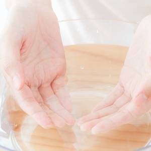 慢性的な睡眠不足にも!体温調節で自然と眠くなる!お風呂教授考案の入眠法『手冷やし』