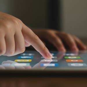 最新研究が示唆【スクリーンタイム増加で学力低下の傾向】デジタル機器の注意すべき使い方とは？